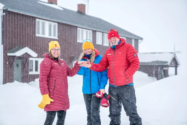 Kristin Nygård Lonbakken fra Fjellbanken på besøk på Glitterheim.