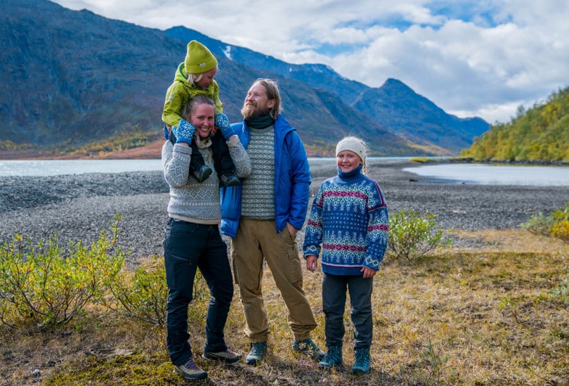 Familie ved fjellvann.