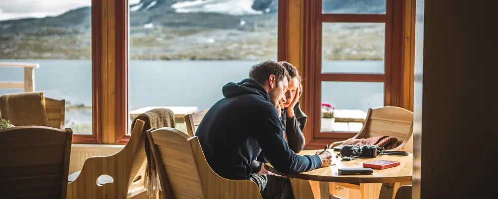 To yatzyspillere inne i stua på Finsehytta