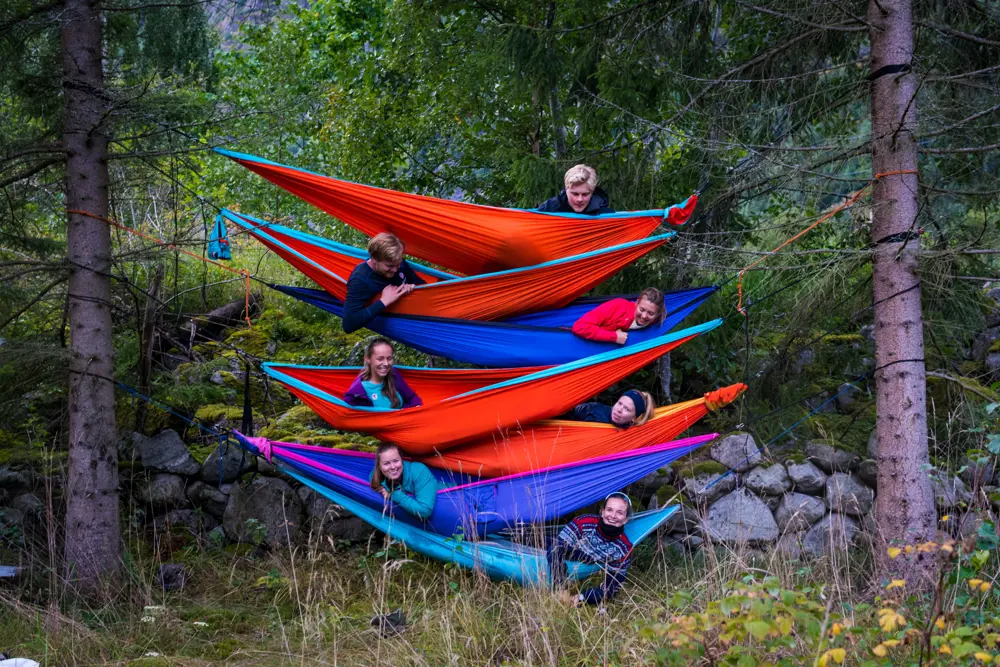 6 personer i fargerike hengekøyer