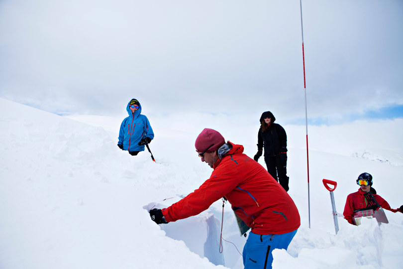 Graving og sjekking av svake lag i fjellet.