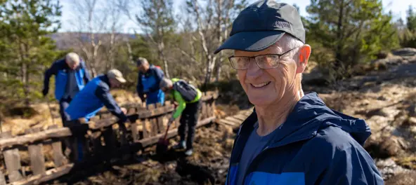 Bynær Dugnadsgruppe rydder 7-fjellstraséen mellom Melkeplassen og Løvstakken, 20. april 2023.