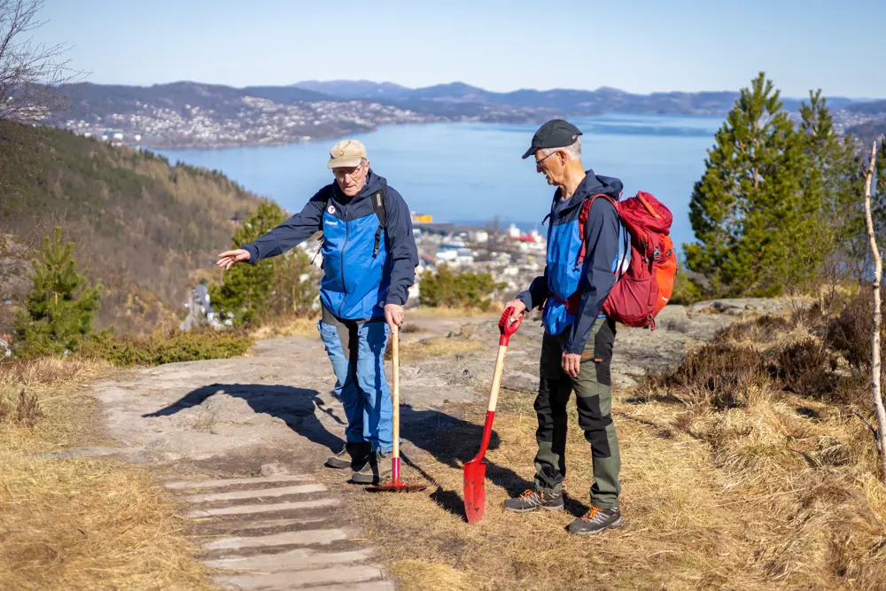 Bynær Dugnadsgruppe rydder 7-fjellstraséen mellom Melkeplassen og Løvstakken, 20. april 2023.