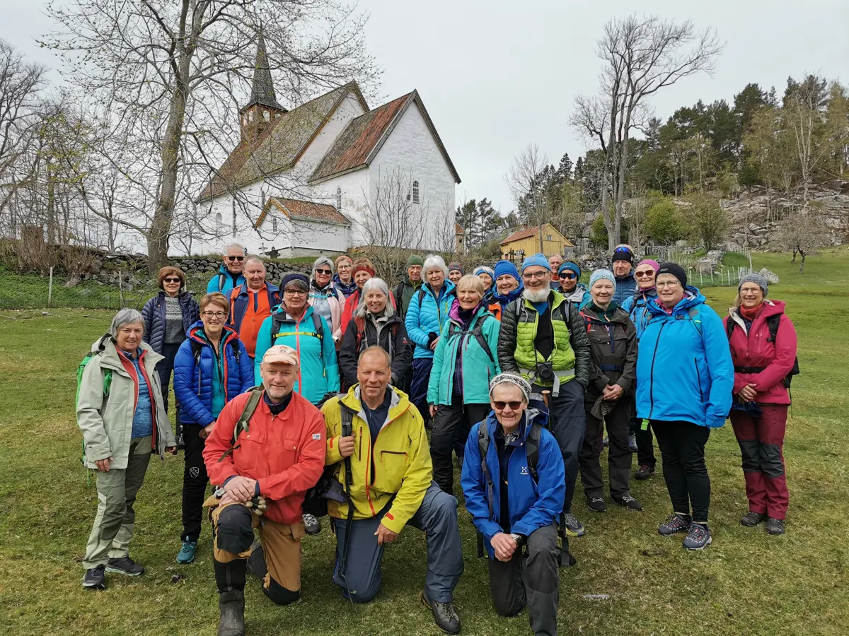 DNT senior Rauma på historisk vandring på Veøya i Romsdalsfjorden