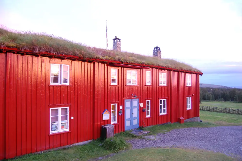 Svukuriset i Femundsmarka skinner i vakker kveldssol.