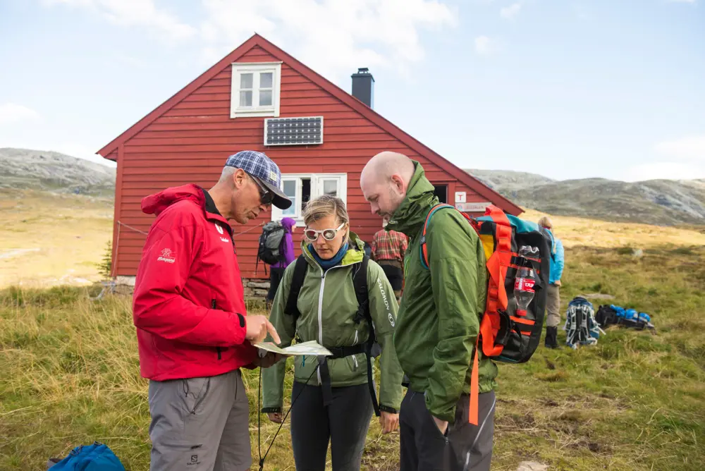 På hytte til hytte-tur i Stølsheimen med ferskingen Thomas Karlsen. Med på turen var også Ole Kristian Johannesen og Kristine Hovda. Turen gikk fra Bjergane til Selhamar, videre til Åsedalen og tilbake til Bjergane. Reportasje i Fjell og Vidde nr 6, 2014. 