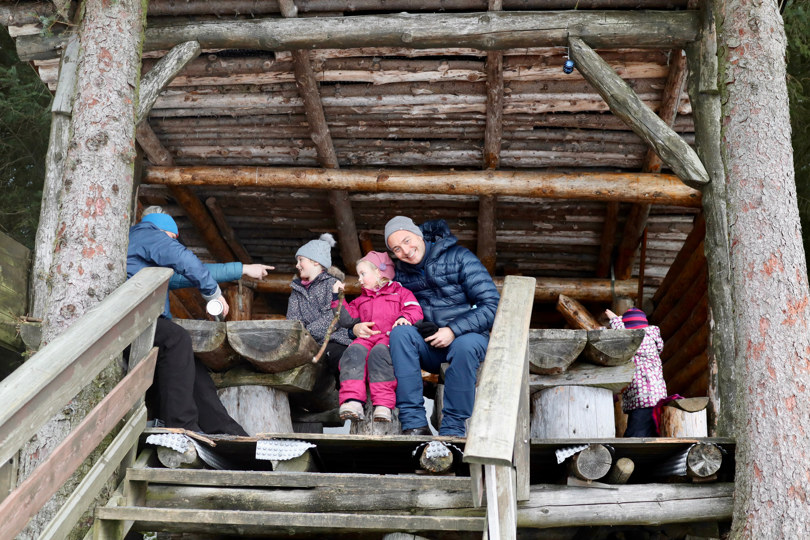 Familie sitter ved bord i gapahuk