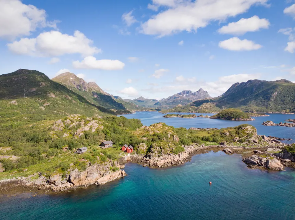 Kysthytte i vakkert landskap i Nord-Norge
