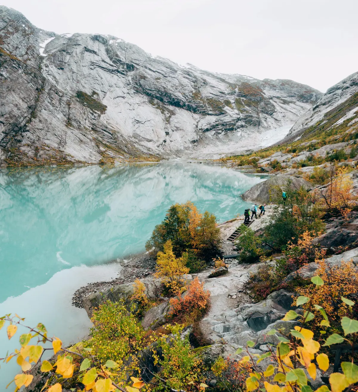 Fire turgåere på vei inn til Nigardsbreen i Jostedalen, en brearm av Jostedalsbreen. Finalist i fotokonkurransen høsten 2018. 