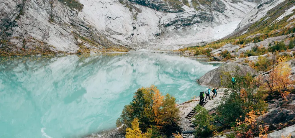 Fire turgåere på vei inn til Nigardsbreen i Jostedalen, en brearm av Jostedalsbreen. Finalist i fotokonkurransen høsten 2018. 