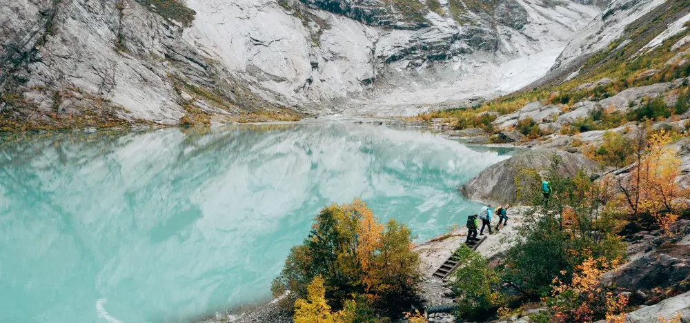Fire turgåere på vei inn til Nigardsbreen i Jostedalen, en brearm av Jostedalsbreen. Finalist i fotokonkurransen høsten 2018.