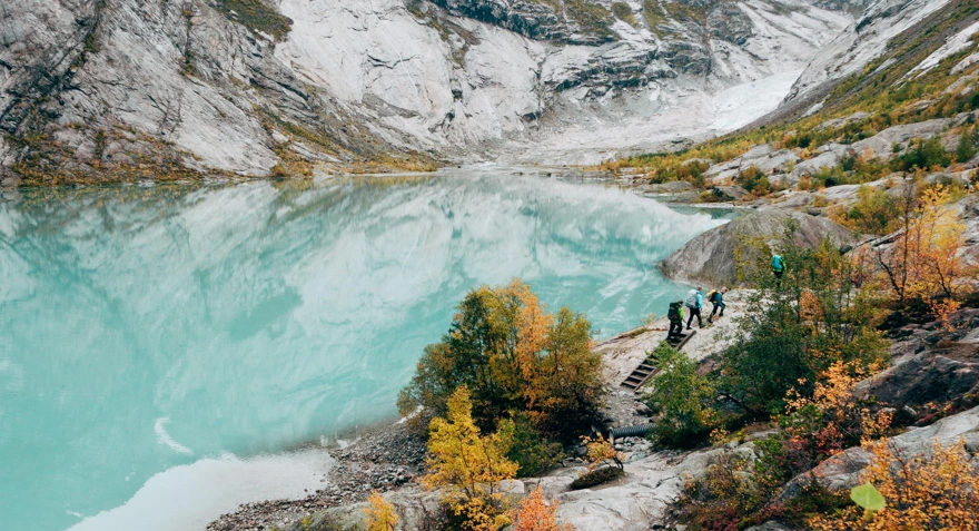 Fire turgåere på vei inn til Nigardsbreen i Jostedalen, en brearm av Jostedalsbreen. Finalist i fotokonkurransen høsten 2018.