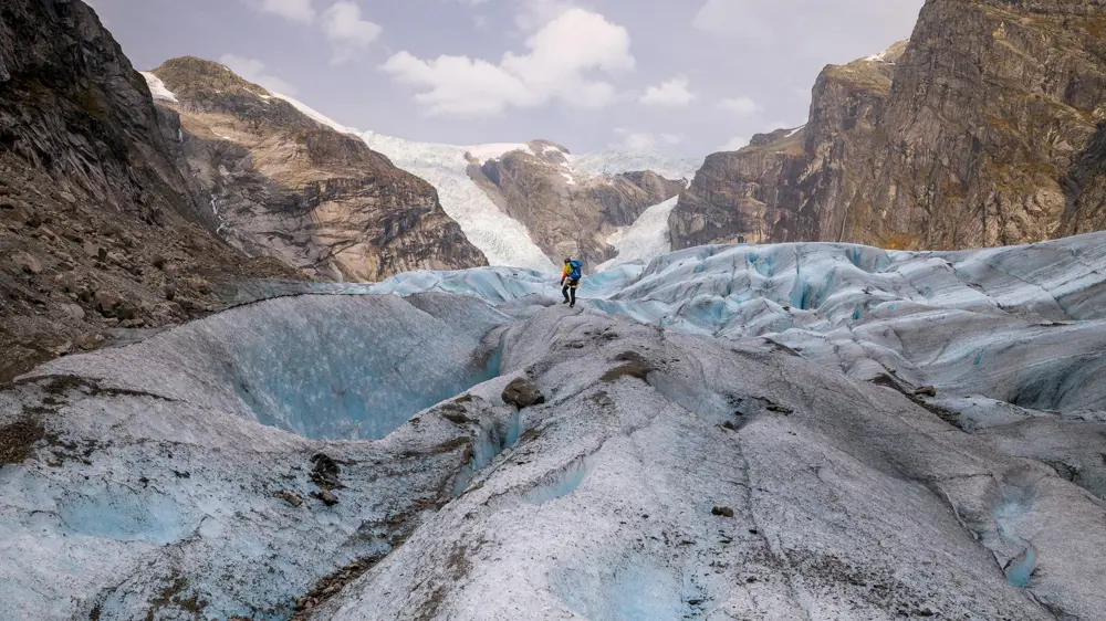 Høsten er den fineste tiden for breturer. Fabio Zeiser på vei opp Austerdalsbreen mot brefallene Odinsbreen og Torsbreen.