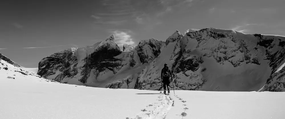 Nydelig dag i Hurrungane, Jotunheimen.
Etter en lang kjøretur på 6-7 timer var vi endelig fremme ved Turtagrø, men det var såpass fint når vi kom opp at det første vi gjorde var å spenne på oss skiene.
Vi tok turen oppover mot Dyrhaugstind og tok en liten pause utenfor ruten, for å få utsikt til Store Ringstind.
Personen i bildet er min kamerat Ørjan Furdal. Finalist i DNTs fotokonkurranse 2022. 