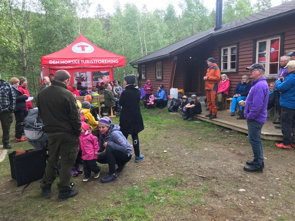 Tunet på Beiarstua under markering av 50-årsjubileum for hytta 23. juni 2018. Leder av Statskog Jan N. Nilsen holder tale. Agnete Tjærandsen i bakgrunnen. 