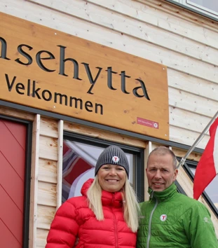 Bestyrerne utenfor Finsehytta med norsk flagg