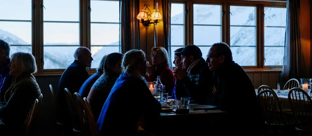 Personer rundt et bord som spiser middag