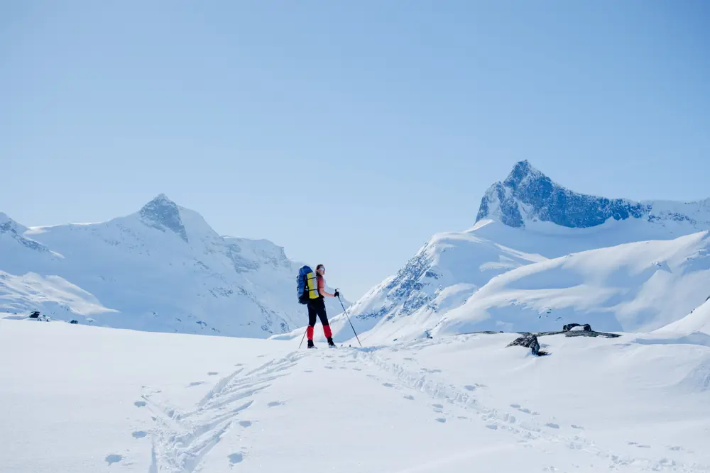 Skigåer i vakkert vinterlandskap.