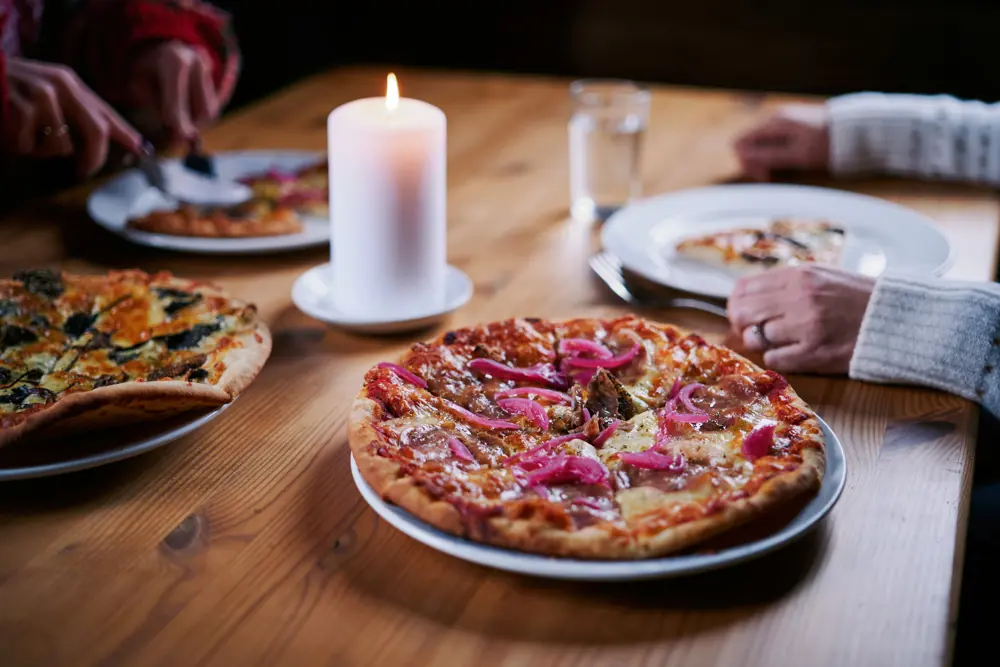 Deilig pizzatallerken på et bord