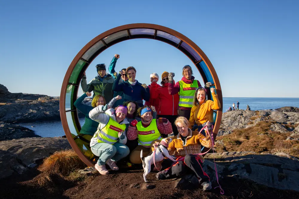 En gruppe mennesker står i midten av et monument, en stor sirkel kalt "Livets portal.