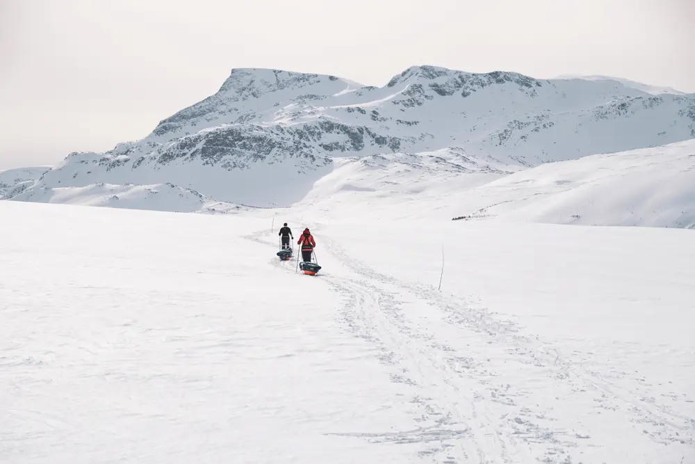 Trekanten i Trollheimen fra hytta i Resdalen påska 2022 - med pulk! Her mellom Trollhetta og Rindhatten og utsikt til Snota