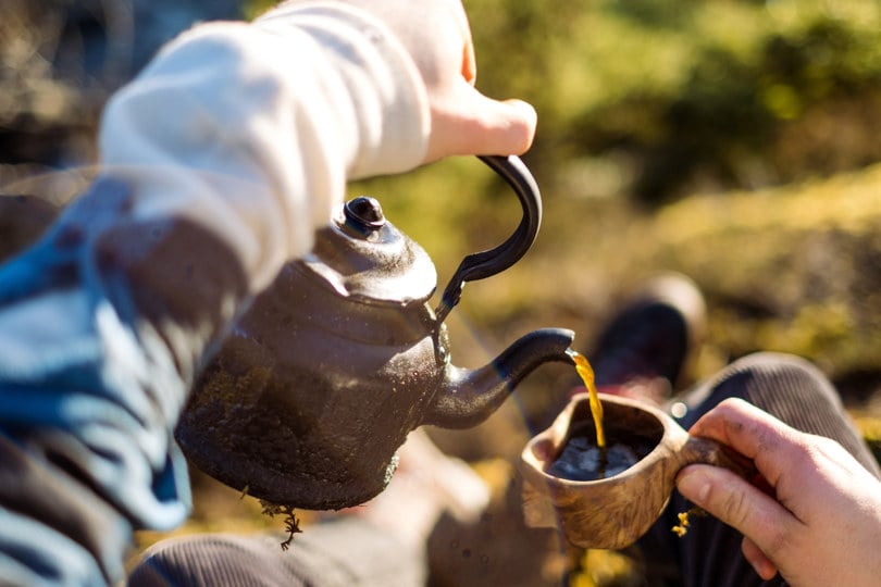 Kaffe som helles i en turkopp