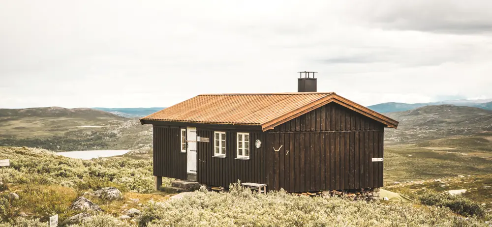 Storkvolvbua

En hytte på Omveien - den nye langruta fra Lillehammer i øst til Sognefjorden i vest, en rute hvor man krysser Fjell-Norge på tvers og får oppleve det mest spektakulære landet har å by på.