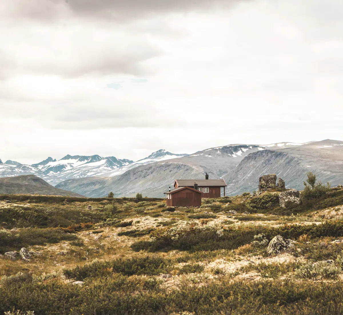 Oskampen.

En hytte på Omveien - den nye langruta fra Lillehammer i øst til Sognefjorden i vest, en rute hvor man krysser Fjell-Norge på tvers og får oppleve det mest spektakulære landet har å by på.