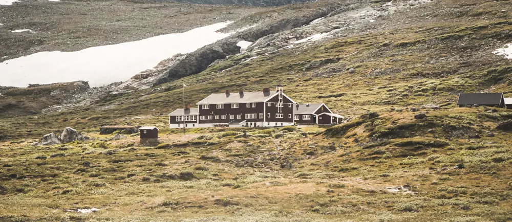 Glitterheim
En hytte på Omveien - den nye langruta fra Lillehammer i øst til Sognefjorden i vest, en rute hvor man krysser Fjell-Norge på tvers og får oppleve det mest spektakulære landet har å by på.