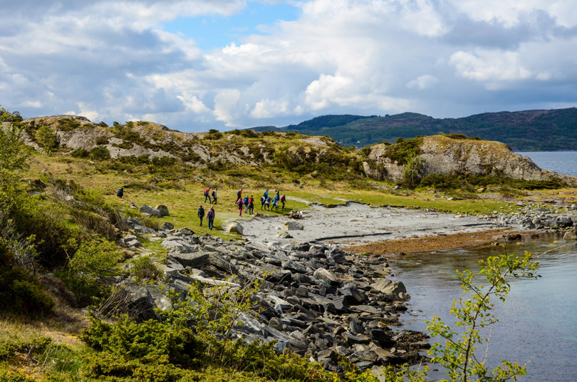 Strand og kyst med mennesker på stranda.