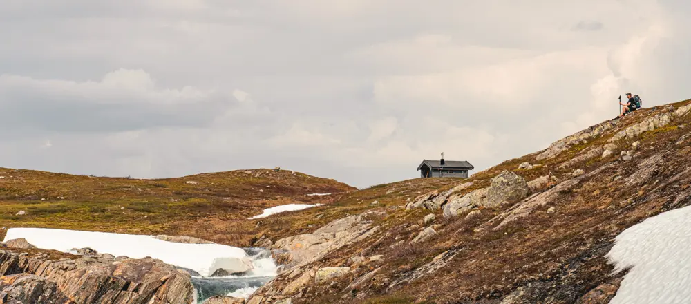 På vei fra Kvitsteindalstunet mot Virvasshytta.  Kvepsendalen, Kvepsendalskoia (nødbu) kan skimtes Nordlandsruta. 