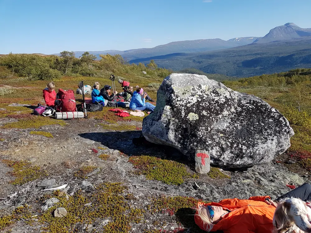 Rast ved stor stein på fellestur Saltfjellet