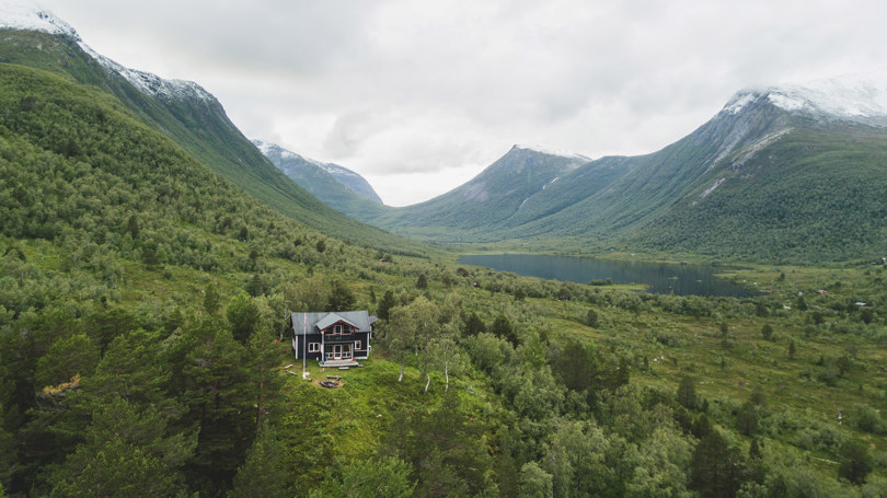 Hytte mellom høye fjell