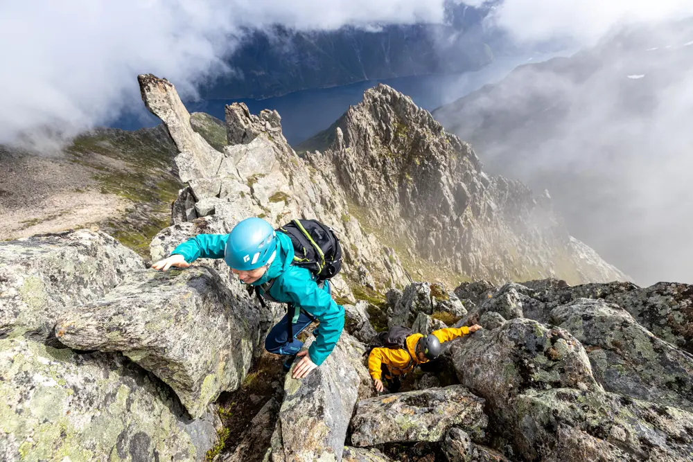 Tinderangling på Slingbys Topp med DNT Fjellsport Sunnmøre. Personer i bildet:  Finalist i DNTs fotokonkurranse sommeren 2021.