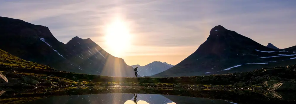 Leirvassbu med utsikt mot soloppgangen og kyrkja. @ca.pedersen Finalist i DNTs fotokonkurranse 2022. 