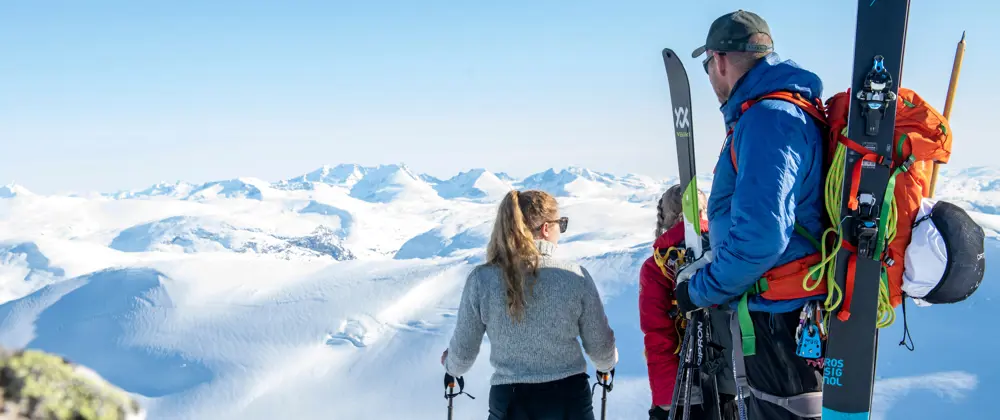 En person med sekk og ski på sekken