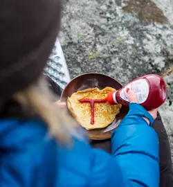 Rød T på pannekake, stekt ute på primus.