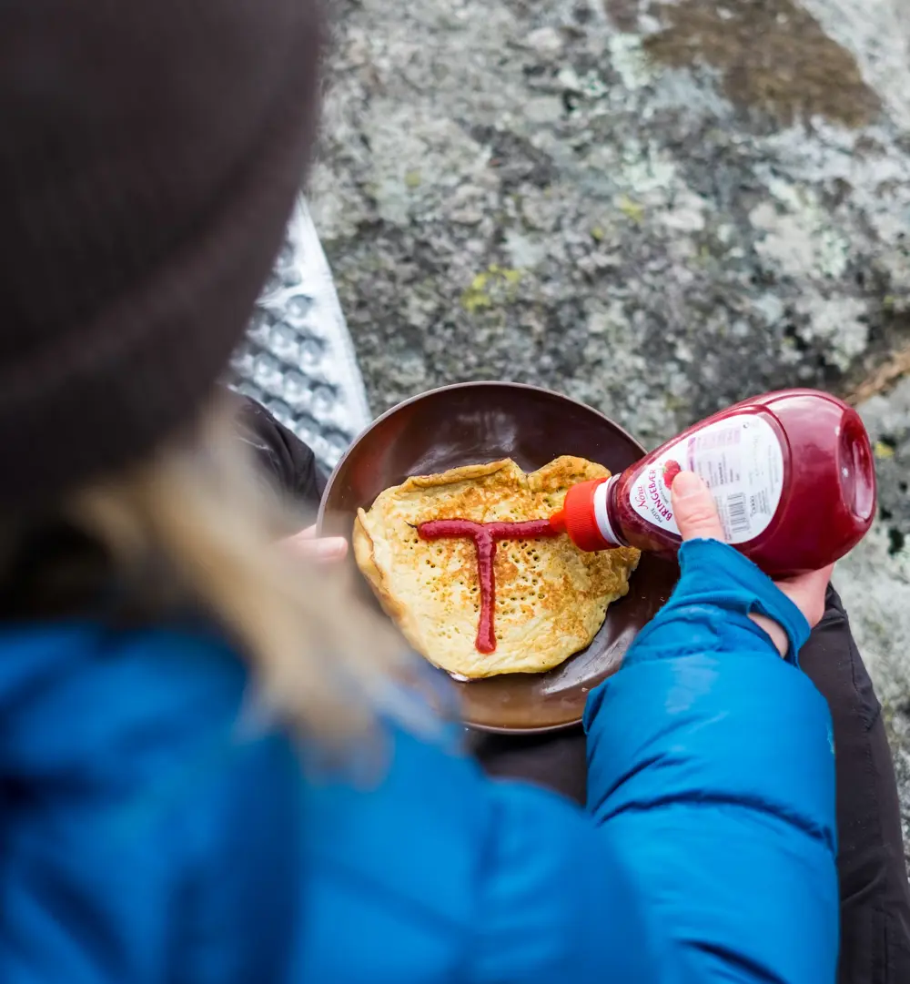 Rød T på pannekake, stekt ute på primus.