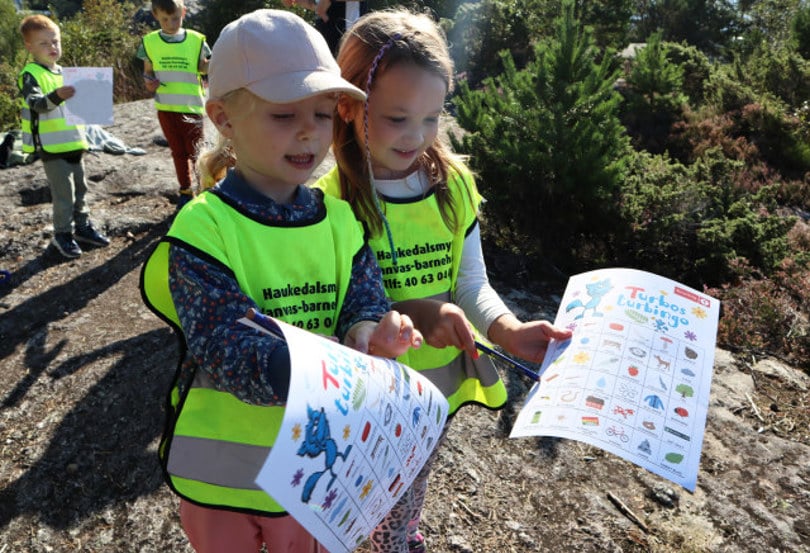 To barn med turbingoark i naturen