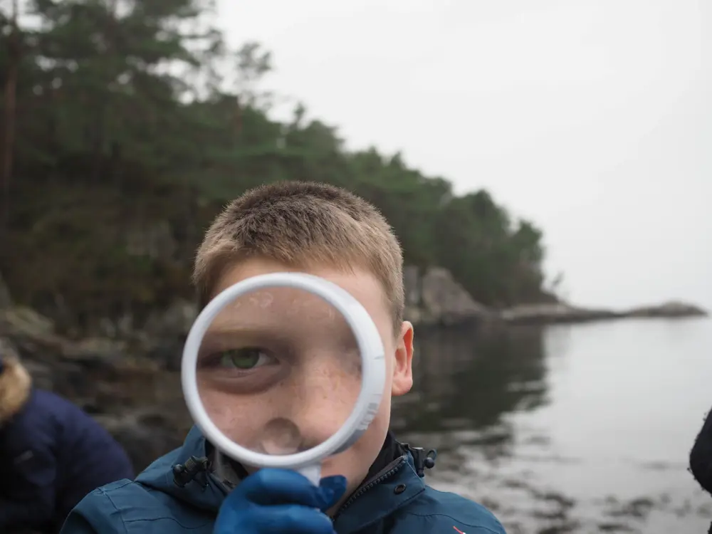 Barnas Turlag Tysnes på oppdagelsestur i fjæra