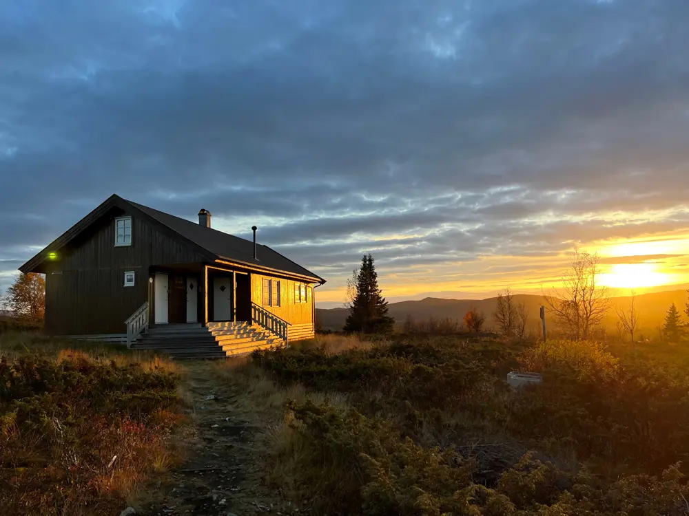 Vestfjellhytta i solnedgang