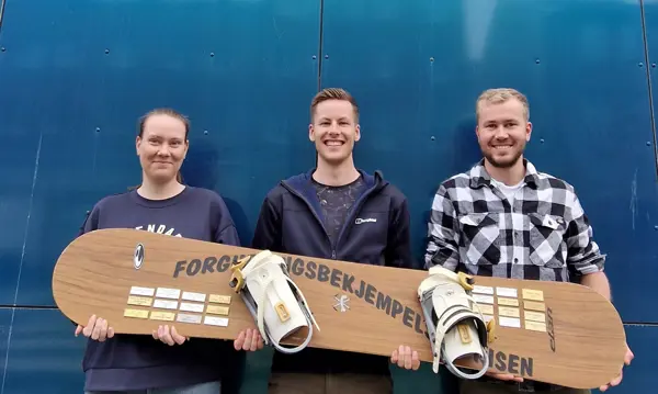 Tre flotte ungdom fra DNT ung Bodø viser stolt frem Forgubbingsbekjempelsesprisen 2023
