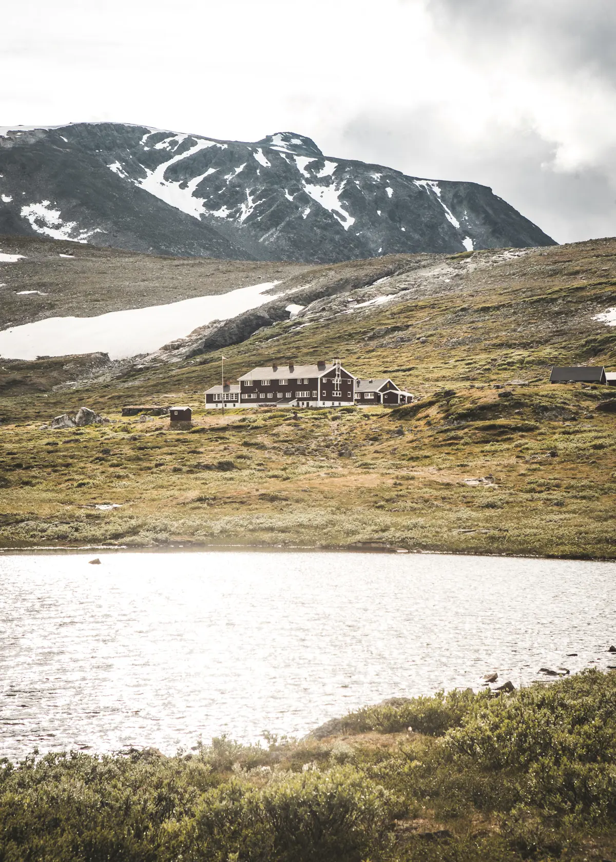 Glitterheim
En hytte på Omveien - den nye langruta fra Lillehammer i øst til Sognefjorden i vest, en rute hvor man krysser Fjell-Norge på tvers og får oppleve det mest spektakulære landet har å by på.