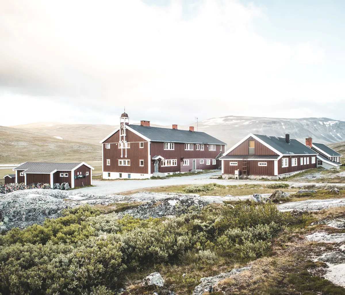 Glitterheim
En hytte på Omveien - den nye langruta fra Lillehammer i øst til Sognefjorden i vest, en rute hvor man krysser Fjell-Norge på tvers og får oppleve det mest spektakulære landet har å by på.