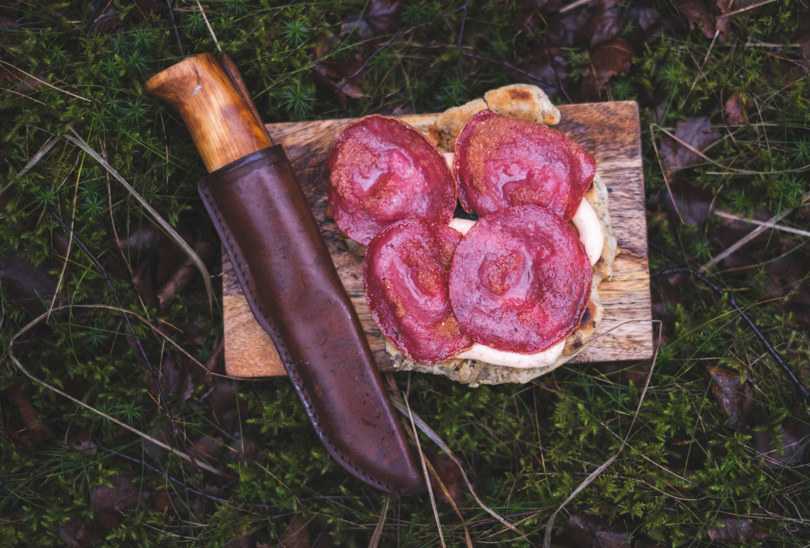 Nærbilde av et pannebrød med spøstekt salami.
