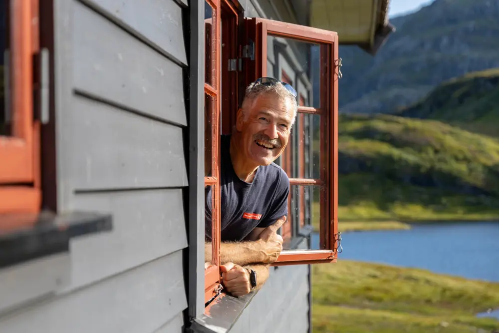 Hyttevert Paul Evers på Vending, august 2023.