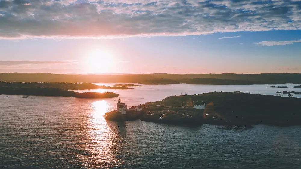 fyr i skjærgården i solnedgang