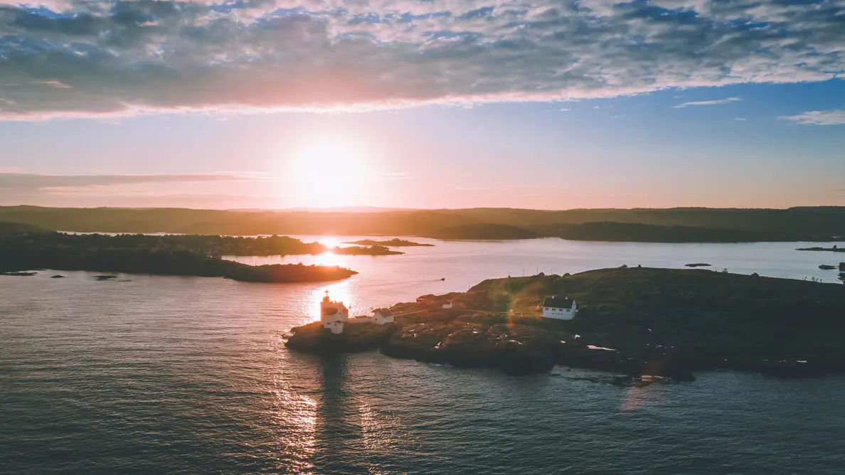 fyr i skjærgården i solnedgang