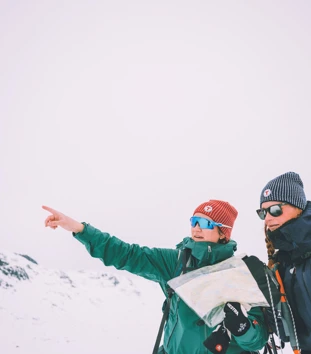 to skiløpere sjekker kartet før tur i vinterfjellet.