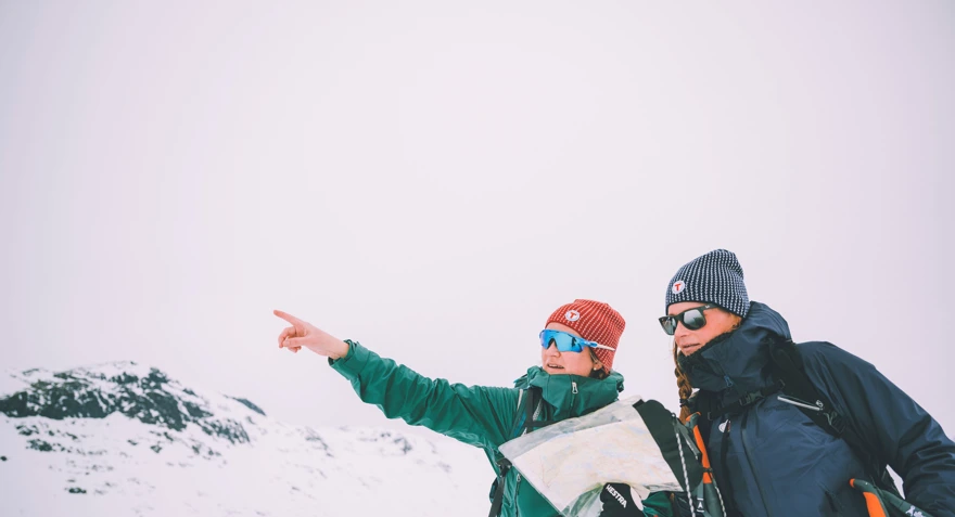 to skiløpere sjekker kartet før tur i vinterfjellet.